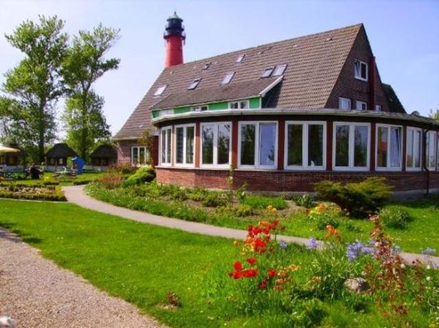 Felix bucht ein Zimmer in der Pension.