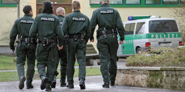 Die Polizei festnahmen die Maenner. Felix und Müller gehen zu Hause.