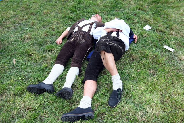 Beide Jungs wacht auf der Isar