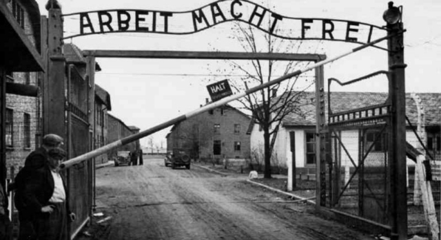 Inauguración del Campo de exterminio de Auschwitz.