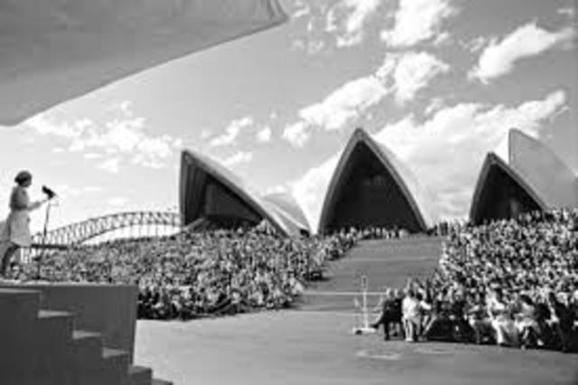 Sydney Opera House formall opened by Queen Elizabeth ||