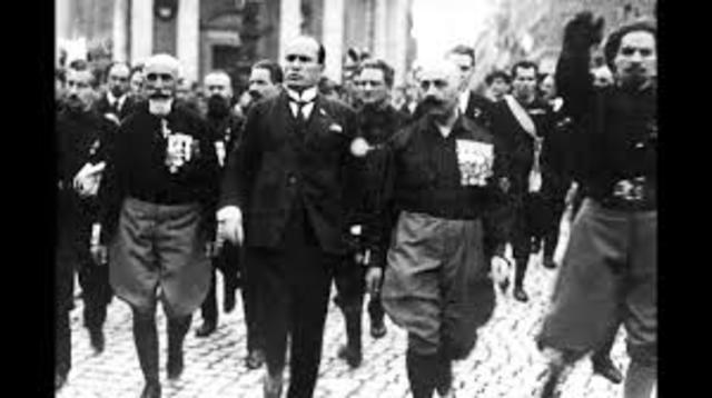 Benito Mussolini pren el poder a Itàlia