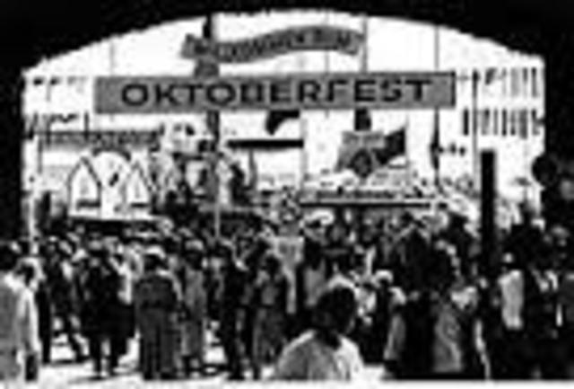 Felix in sein Pension eingecheckt. Er geht zu der Oktoberfest