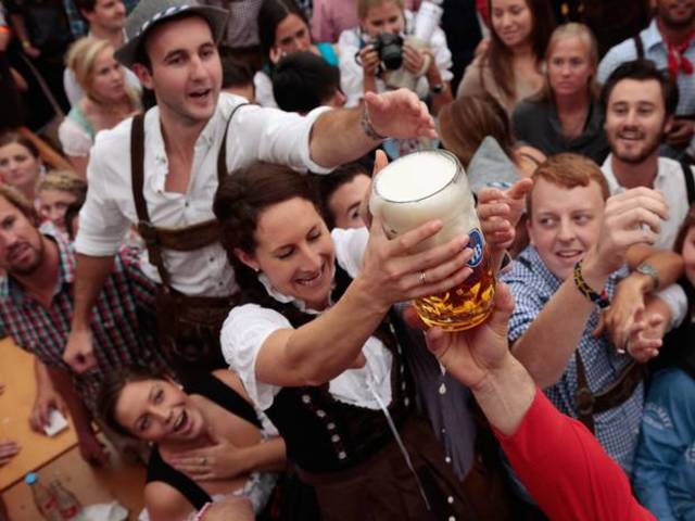 Sie gehen zu Oktoberfest. SIe kleiden sich wie Touristen.