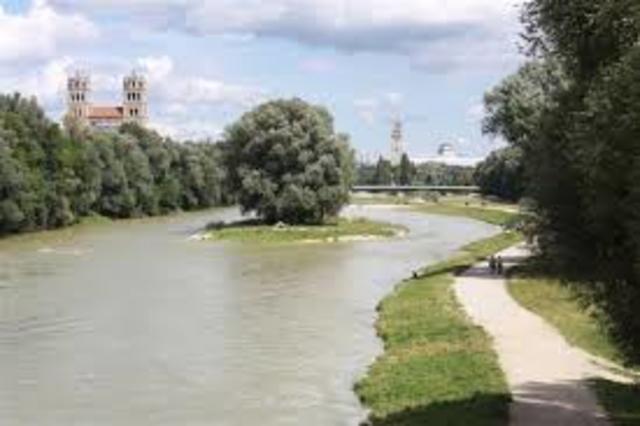 Felix wacht am Isar auf.