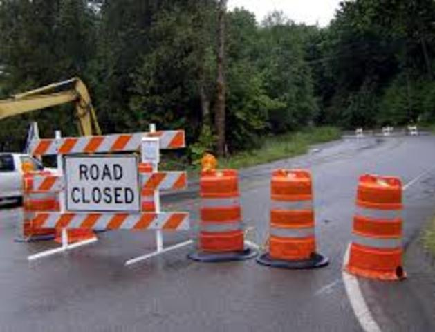 Helmut, Felix, und Bruno machen eine Barrikade.