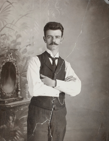 Wilhelm Kahl, Frida's father, moves to Mexico from Germany.