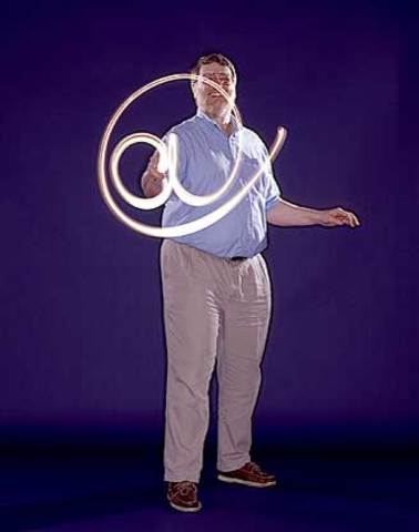 Ray Tomlinson crea un programa de correo electrónico para enviar mensajes