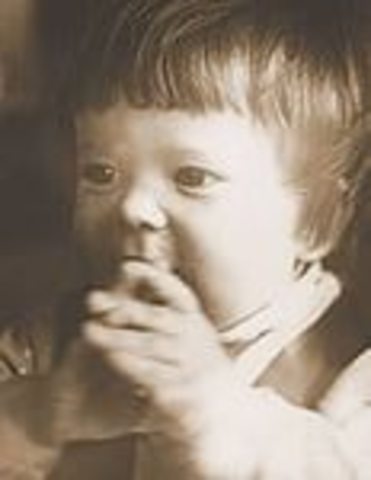 родился в г. Ленинграде, в семье военных врачей.