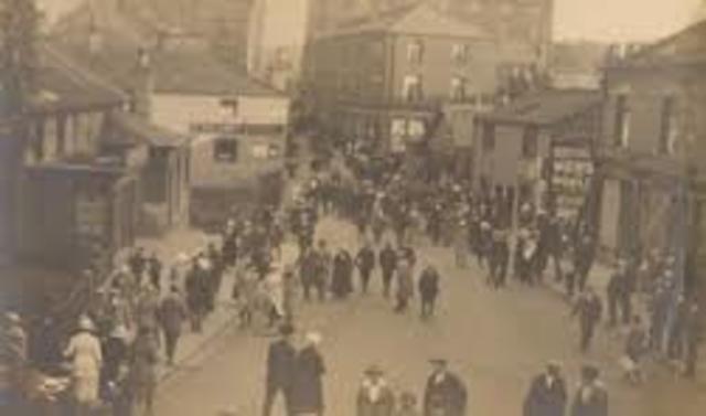 Trujillo went to tour and live in the same room with journalists.