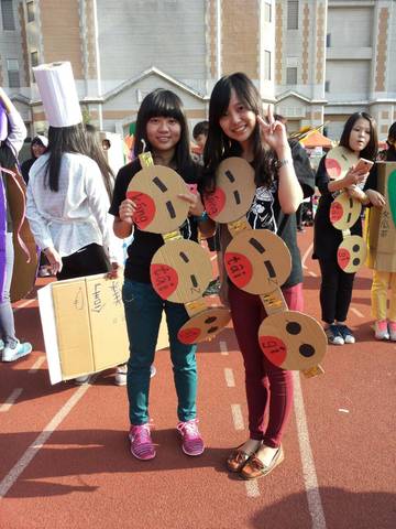 103學年度校慶大一化妝進場