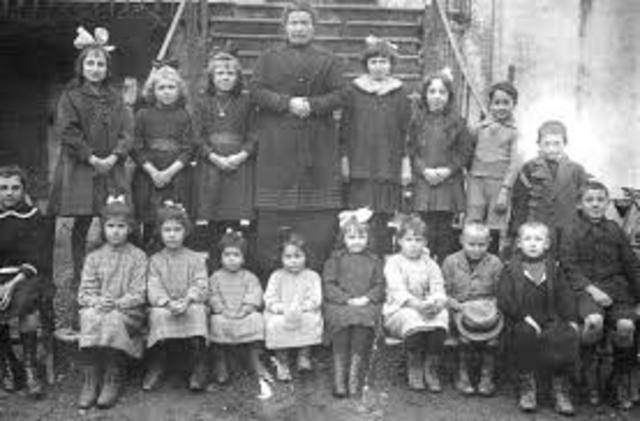 Se inicia la primera escuela formal