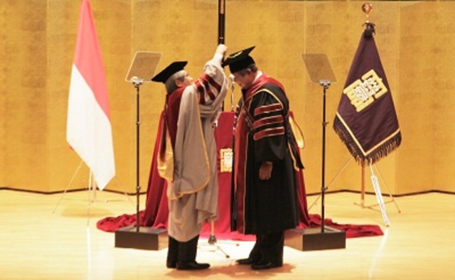 Mendapat gelar Honoris Causa dari Univ. Al Azhar