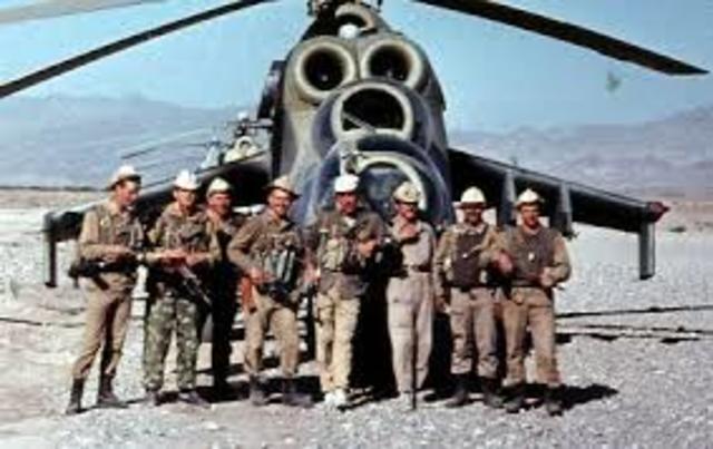 Tropes russes entren a Afganistan.