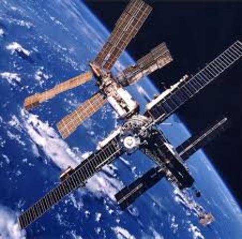 Se lanza la estación espacial Mir