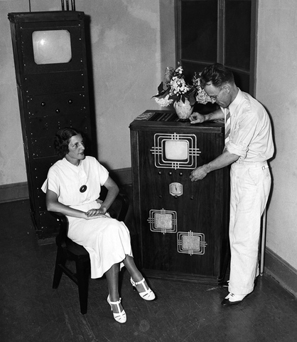 Uso del primer aparato  de televisión