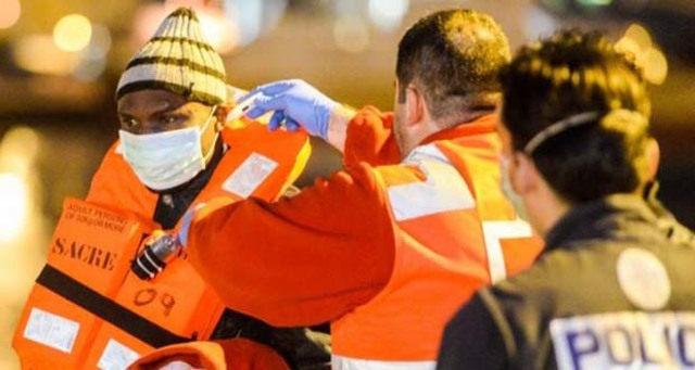 España activa la alerta contra el ébola tras la llegada de una patera