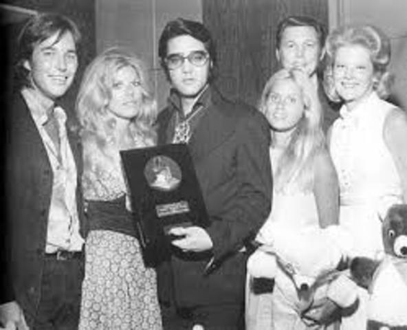 Elvis receives the Lifetime Achievement Award