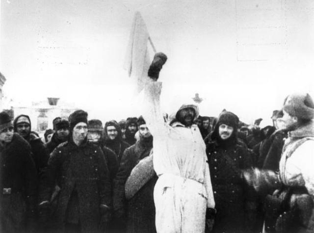 Les restes del 6è Exèrcit alemany es rendeix a les tropes soviètiques a Stalingrad
