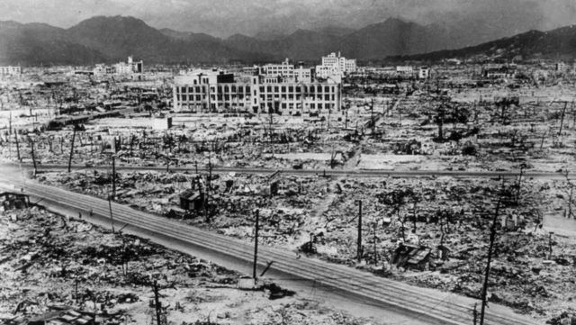 Els americans llencen Fat Man una bomba atòmica de plutoni sobre Nagasaki