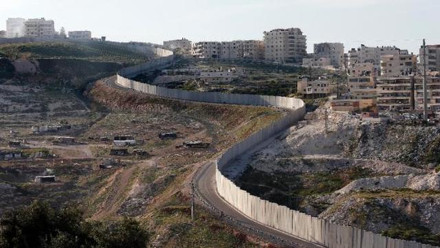 Israel begins constrocting the west bank barrear