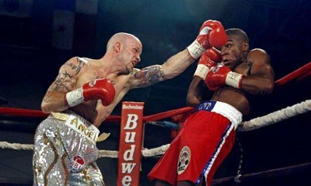 Frente a Angel Manfredy