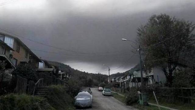 Cenizas del Calbuco cubren el poblado de Cochamó
