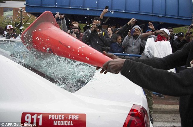 Protesters marched from Baltimore City Hall to Inner Harbour (34 arrested, 6 police officers injured)