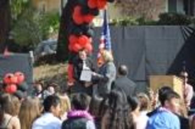 Me graduá de la escuela secundaria.