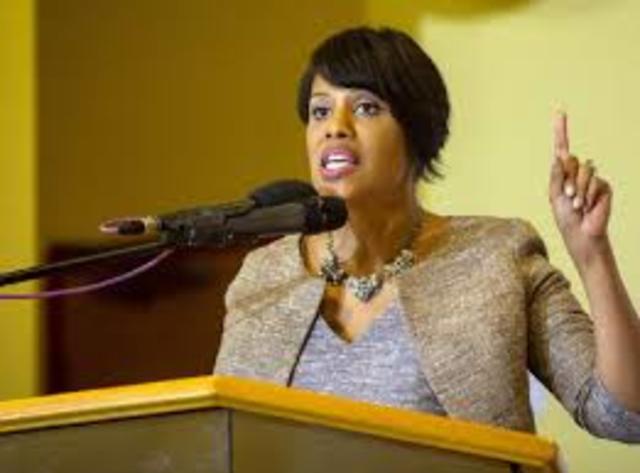 Alcaldesa de Baltimore decreta toque de queda tras protestas y disturbios por muerte de Freddie Gray