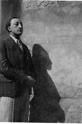 Fundador de la Universidad Popular de Guateala y se gradúa de Derecho.