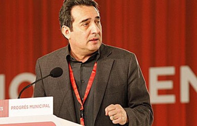 El  alcalde comparece en una multitudinaria rueda de prensa,