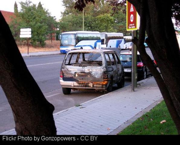 Un incendio en un turismo afecta a la fachada de una vivienda en Meixente