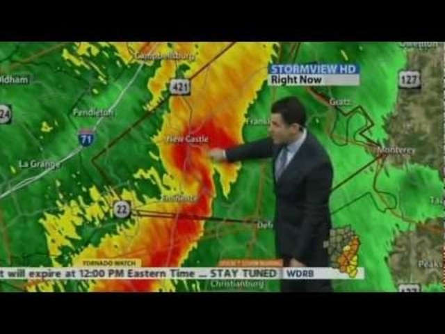 Llovía muy fuerte cuando los locutores en el noticiero nos dijeron de un tornado que estaba muy cerca.