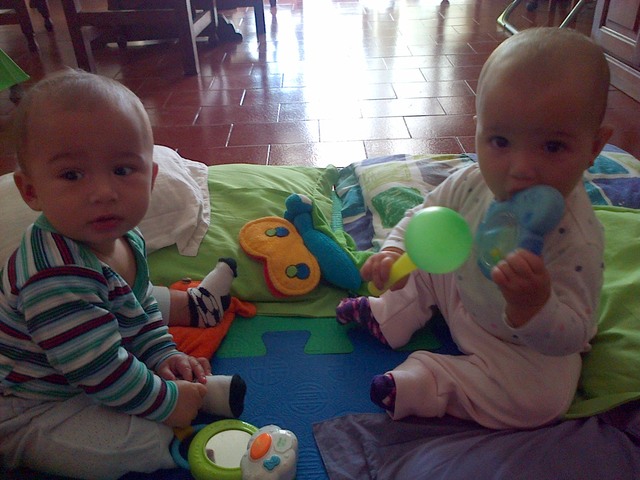 Nos sentamos solitos y jugamos