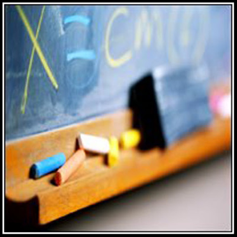 Pizarra, gises, borrador: Herramientas necesarias en la educación tradicional