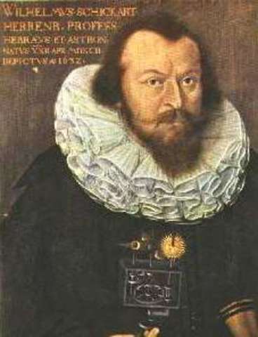 В 1623 году Вильгельм Шикард придумал «Считающие часы» — первый механический калькулятор, умевший выполнять четыре арифметических действия.