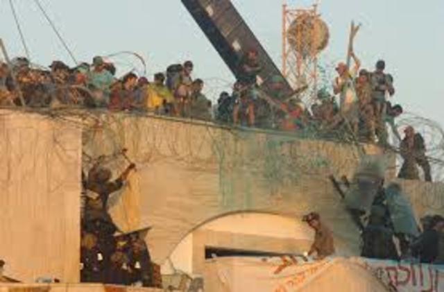 Israel disengages from Gaza