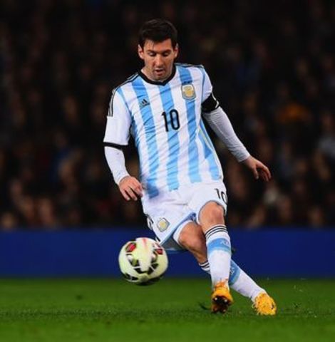 Nace Leonel Messi "la Pulga"