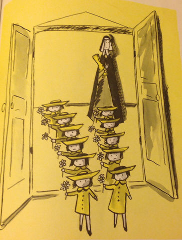 Une fleur à la main et fort intimidées, elles entrent dans la chambre sur la pointe des pieds.