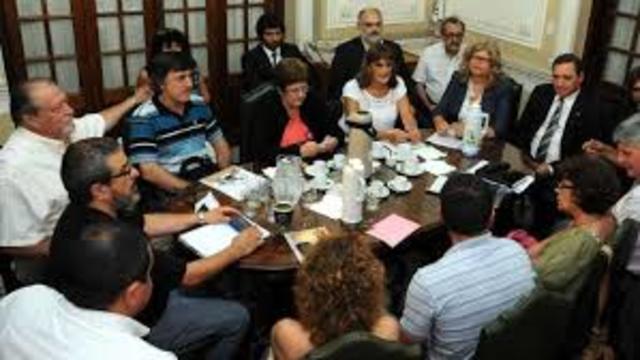 Reflexión en comunidades de maestros de las posibilidades de empleo de las tecnologías en su materia desde distintas perspectivas (toda una unidad o parte de ella, procesamiento de la información, tarea escolar, evaluación.