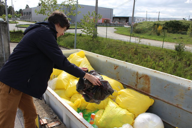 Metal cans delivering