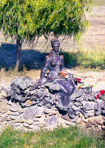 Памятник "Аксинья"