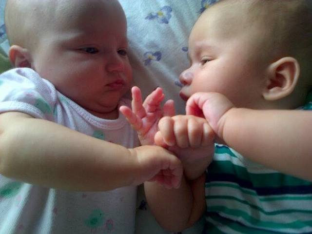 Nos encontramos las manitos