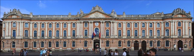 Empieza a estudiar Derecho en la Universidad de Sevilla