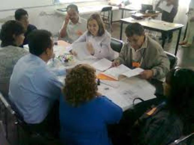 2.	Organizar reuniones con los docentes, que permitan dar a conocer, la importancia sobre el uso de las TICS por parte de los alumnosras.