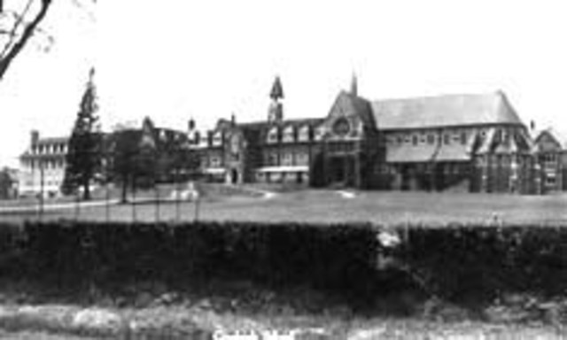 Trabaja como profesor en el internado Cranleigh School