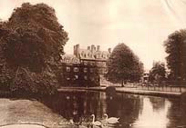 Es lector a la Universidad de Cambridge.