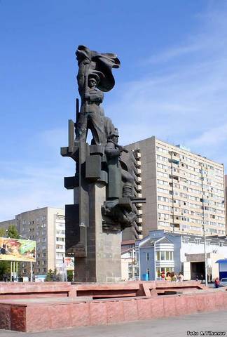 Памятник Корчагинский поход продолжается