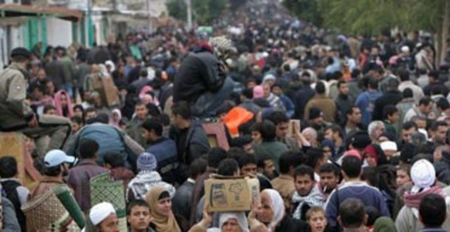 Palestinians blow up part of the border at Rafah, going into Egypt.